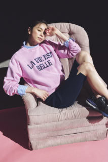 スエット¥19,800、スカーフ付きシャツ※スカーフを外して使用¥33,000（共にアルアバイル）、サイクルパンツ¥24,200（ヴェニット／ハルミ ショールーム）、スニーカー¥20,900（ラコステ フォー アダム エ ロペ／アダム エ ロペ）