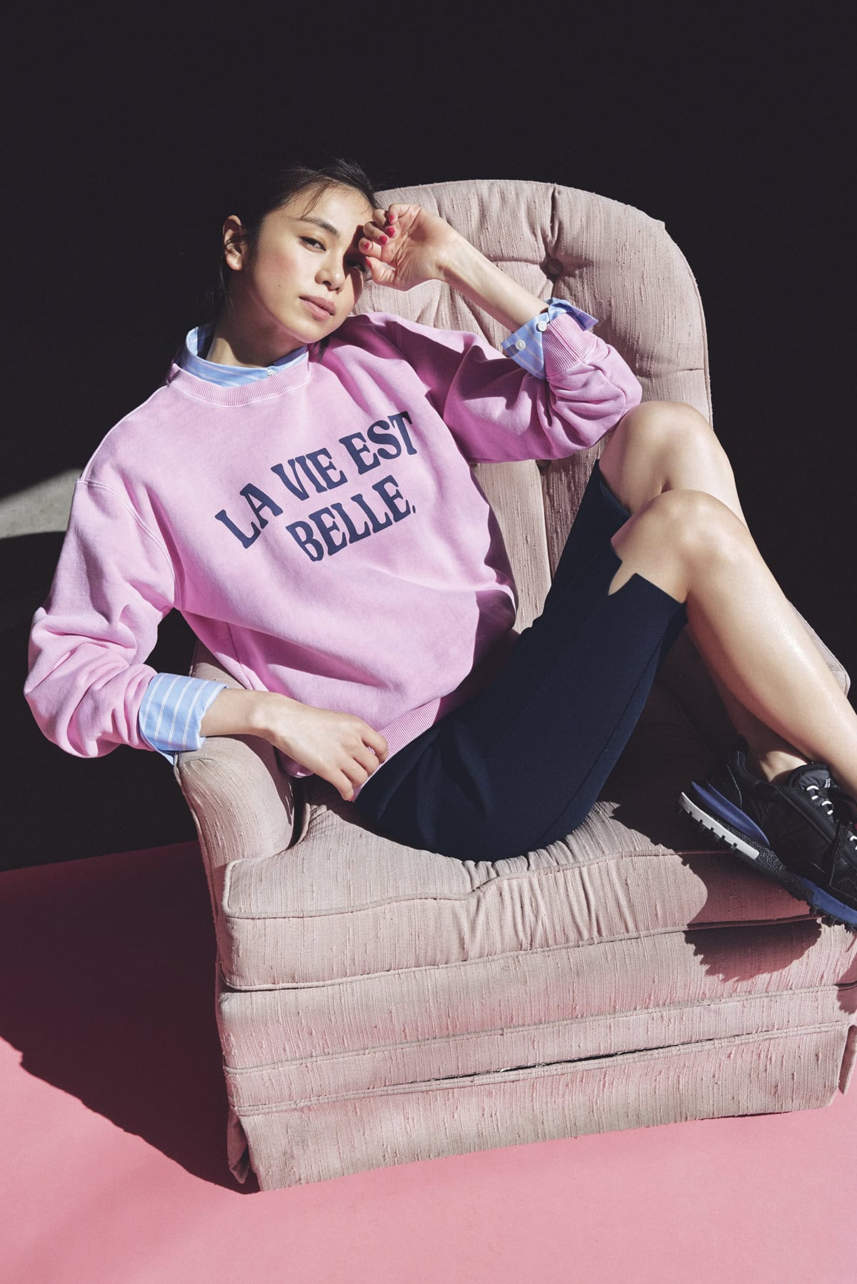 スエット¥19,800、スカーフ付きシャツ※スカーフを外して使用¥33,000（共にアルアバイル）、サイクルパンツ¥24,200（ヴェニット／ハルミ ショールーム）、スニーカー¥20,900（ラコステ フォー アダム エ ロペ／アダム エ ロペ）