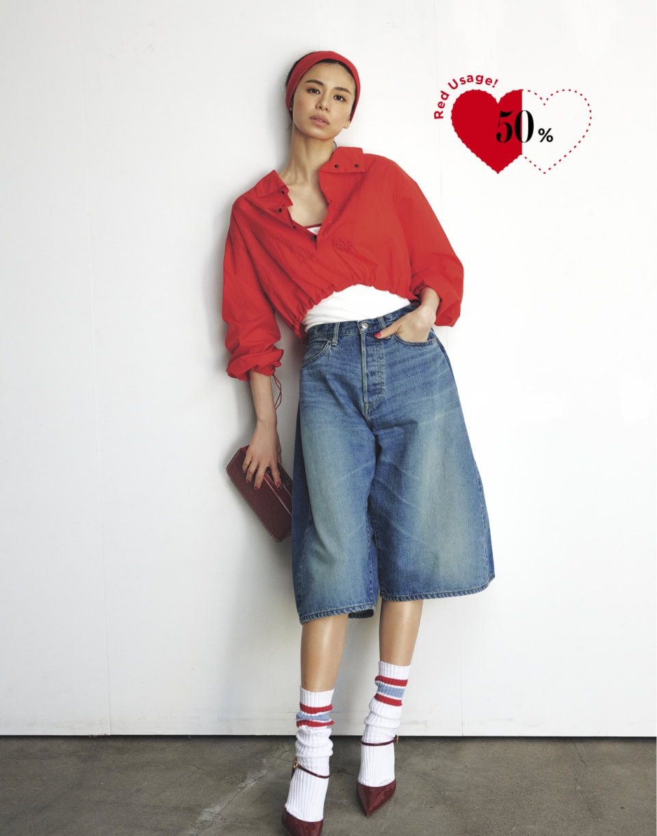 アノラックブルゾン¥30,900（イウエン マトフ／ユナイテッドアローズ 渋谷スクランブルスクエア店）、中に着たボディスーツ¥16,500、ヘッドバンド¥3,300（共にTW）、デニムパンツ¥57,200（ハイク／ボウルズ）、バッグ¥357,500、サンダル¥156,200（共にジャンヴィト ロッシ／ジャンヴィト ロッシ ジャパン）、ソックス¥5,500（バウム・ウンド・ヘルガーデン／S&T）