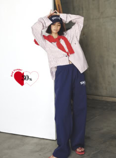 シャツ¥61,600（ファソン ジャックマン／アダム エ ロペ）、肩に掛けたカーディガン¥55,000（オブリオ）、スエットパンツ¥49,500、キャップ¥17,600※共に参考価格（共にスポーティー＆リッチ／ザ・ウォール ショールーム）、ビーチサンダル¥7,700（スリーパーズ／リトルリーグ インク）