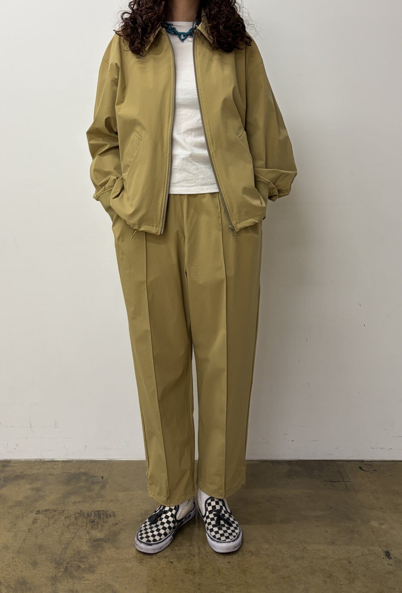 ジップアップジャケット ベージュ￥3,990、ジョガーパンツ ベージュ￥2,990（共にコンビニエンスウェア）