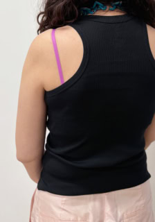 バックからもブラウウェアをチラ見せ♡