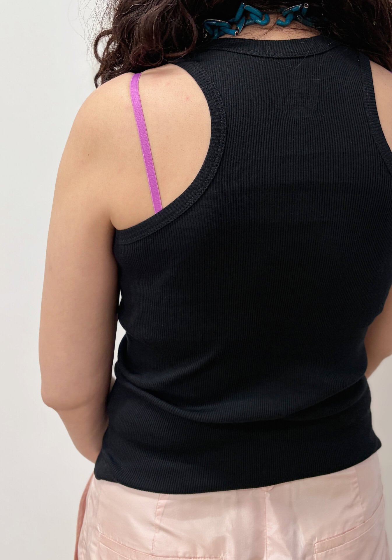 バックからもブラウウェアをチラ見せ♡