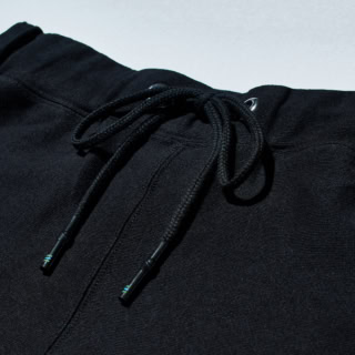 ドローコードの先端には、ファミリーマートカラーのラインが！ こういった細かいディテールに拘っているのも刺さるんですよね