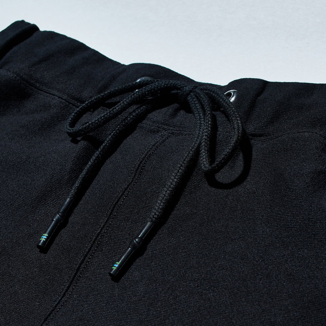 ドローコードの先端には、ファミリーマートカラーのラインが！ こういった細かいディテールに拘っているのも刺さるんですよね