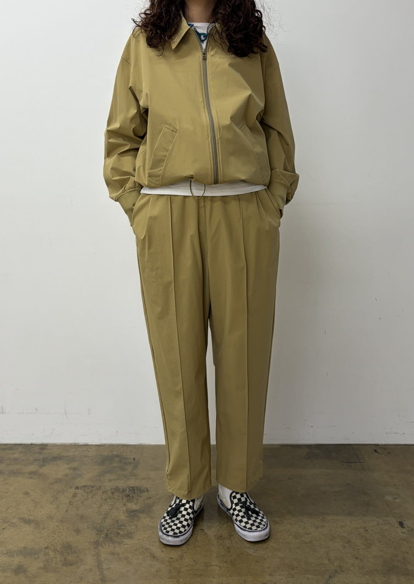 ジャケットの裾を絞って着るとこんな感じ。絞って着るなら大きめのほうが、裾のたまりが多くなってより洒落て見えるかも！