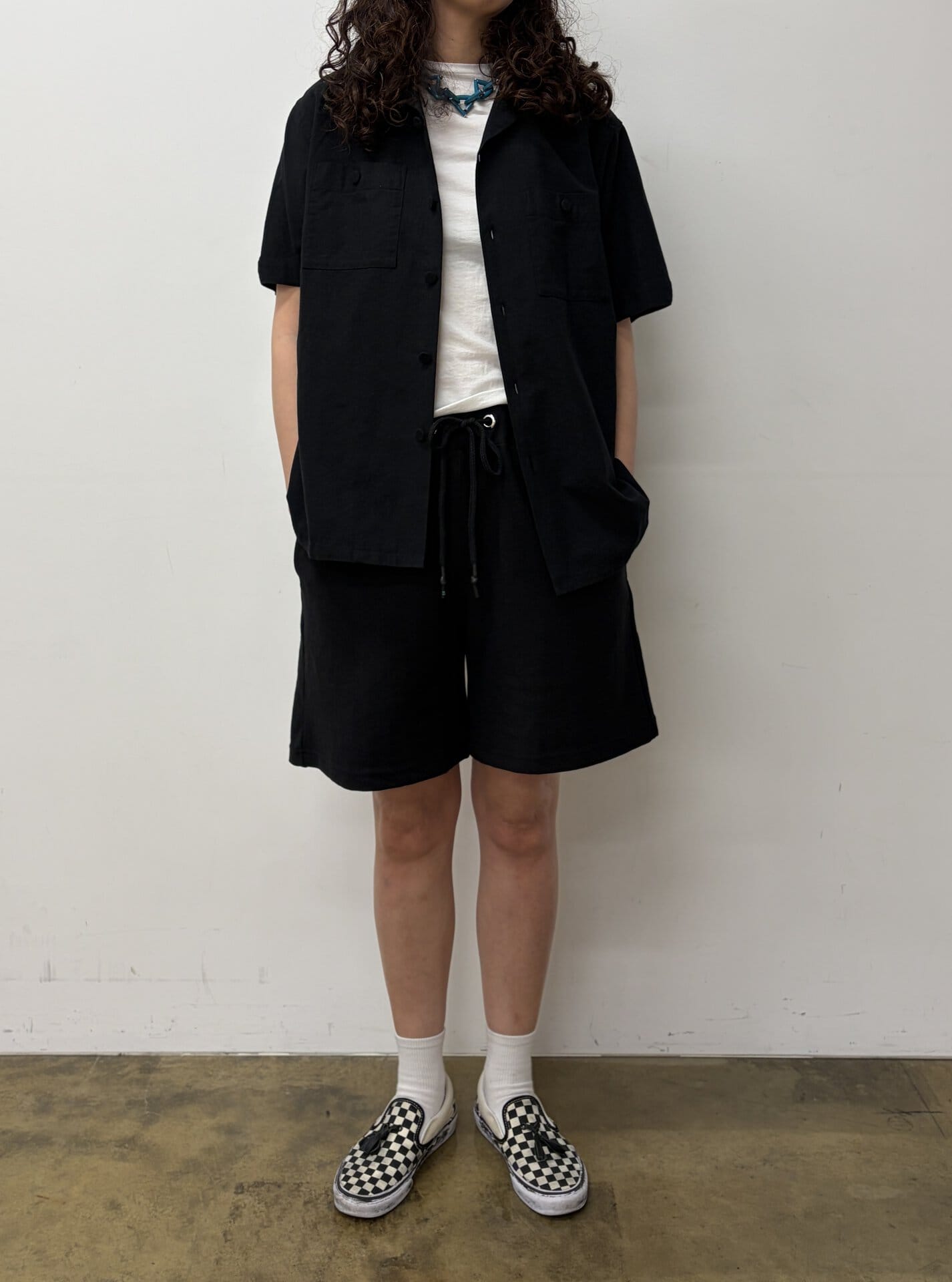 開襟シャツ￥2,990※6月発売予定、スウェットショートパンツ￥1,998（共にコンビニエンスウェア）