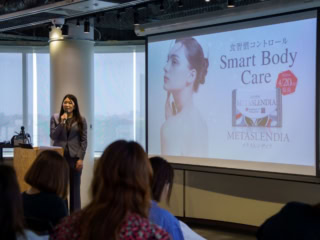 美容エディターやジャーナリスト、ライターが集まった、新製品発表会。新ダイエットサポートサプリの登場に興味津々。