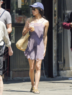 質感を変えて、キャップやサンダルでカジュアルダウンを。