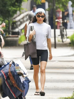 プレーンなTシャツに加えるだけでこなれ感が。