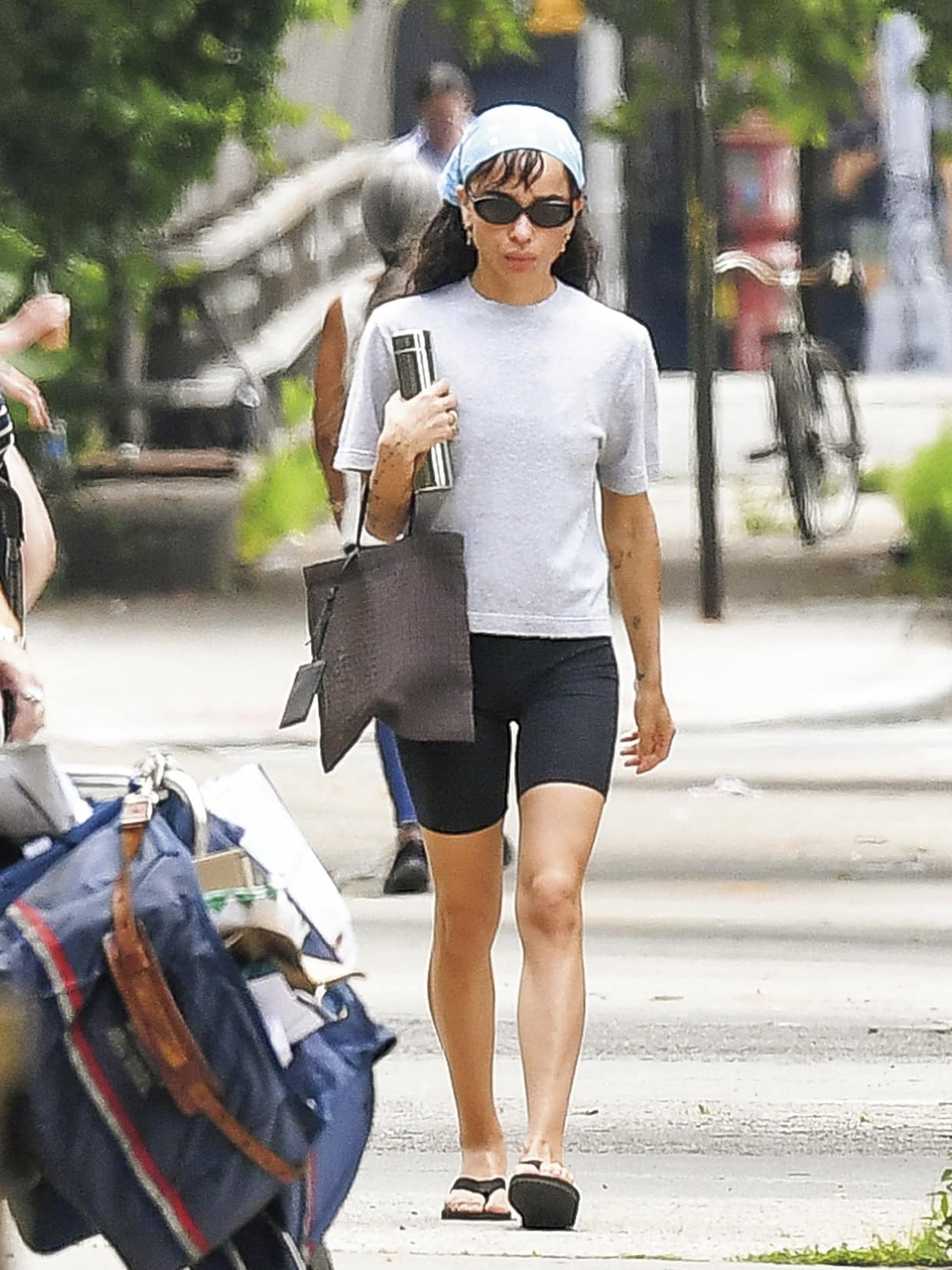 プレーンなTシャツに加えるだけでこなれ感が。