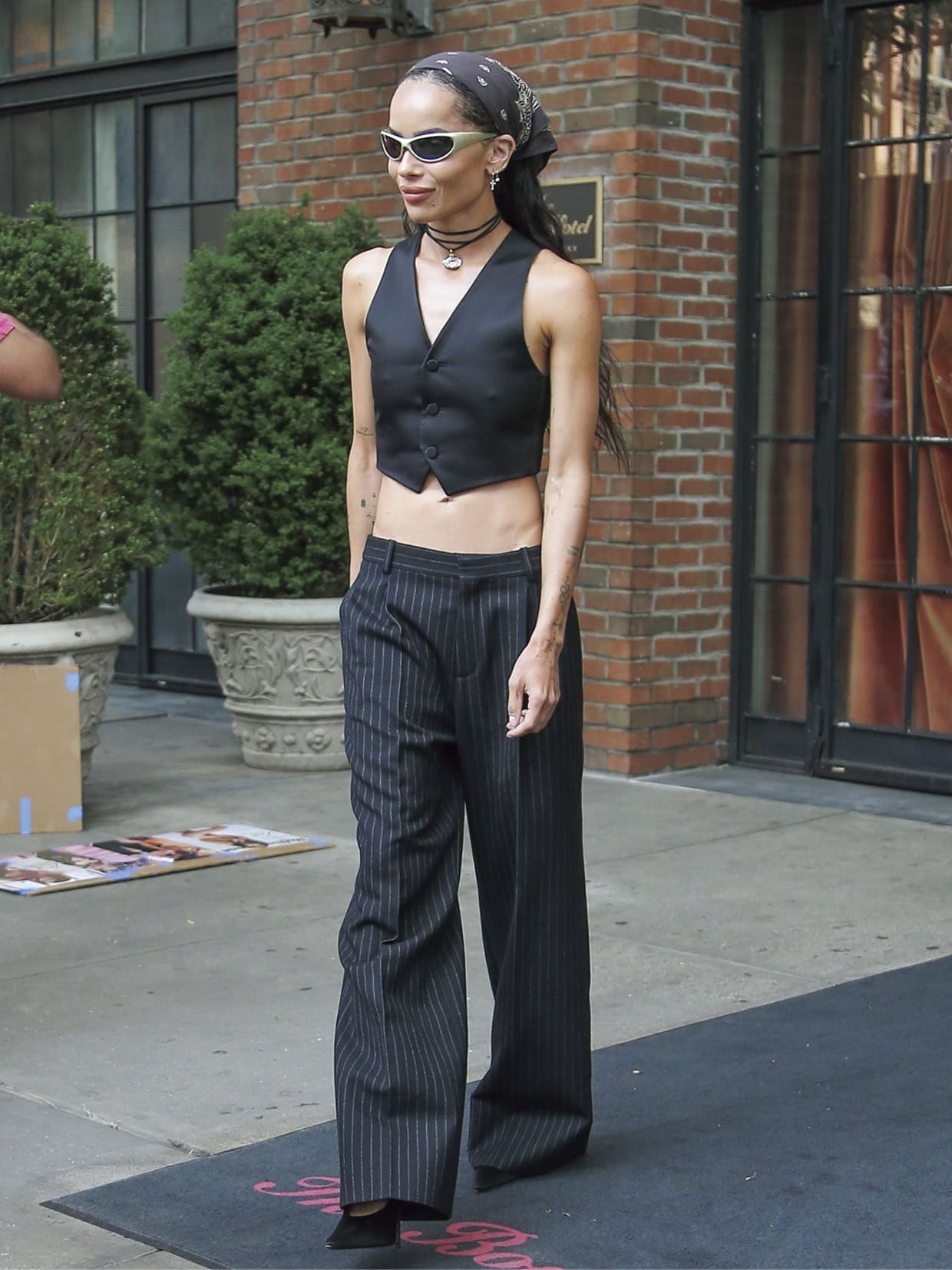 マニッシュなセットアップにはブラックのバンダナをチョイス。