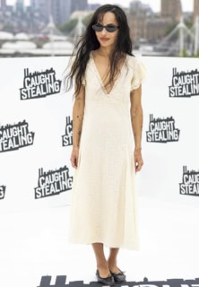 足元をバレエシューズにすることでピュアな印象に。