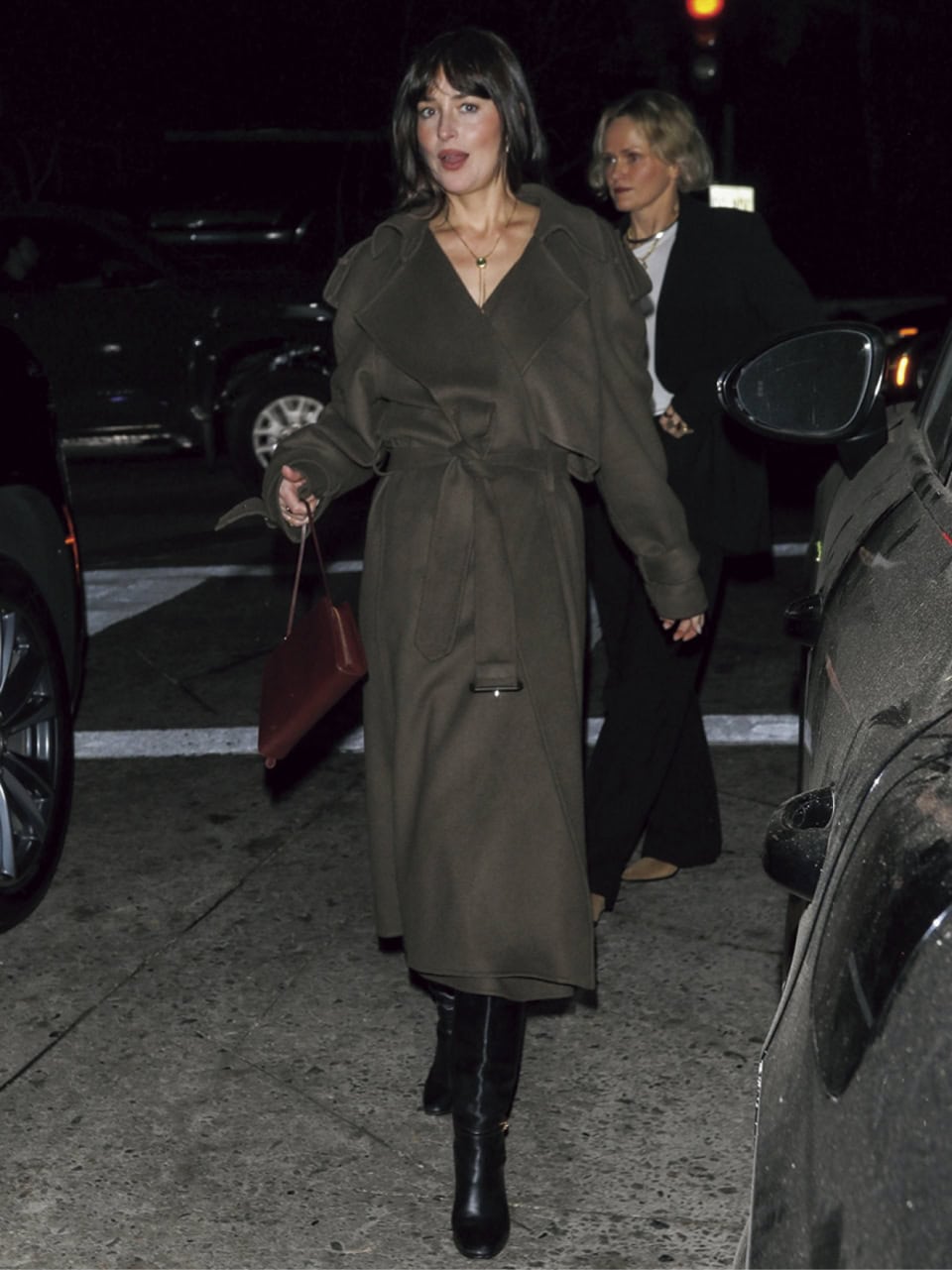 春しかできない、コートをドレスのように纏ったスタイリング。