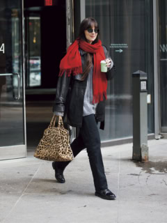 トレンドに復権したレオパードと合わせてタフな女性像を演出。