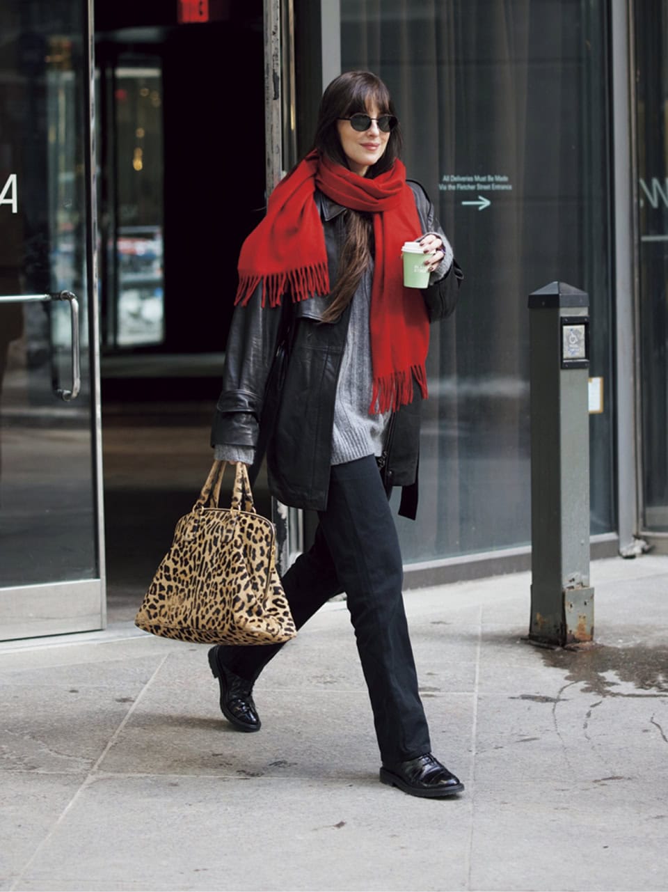 トレンドに復権したレオパードと合わせてタフな女性像を演出。