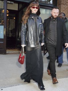 グッチのアイコン「ジャッキー」シリーズのバッグもレッドをチョイス。