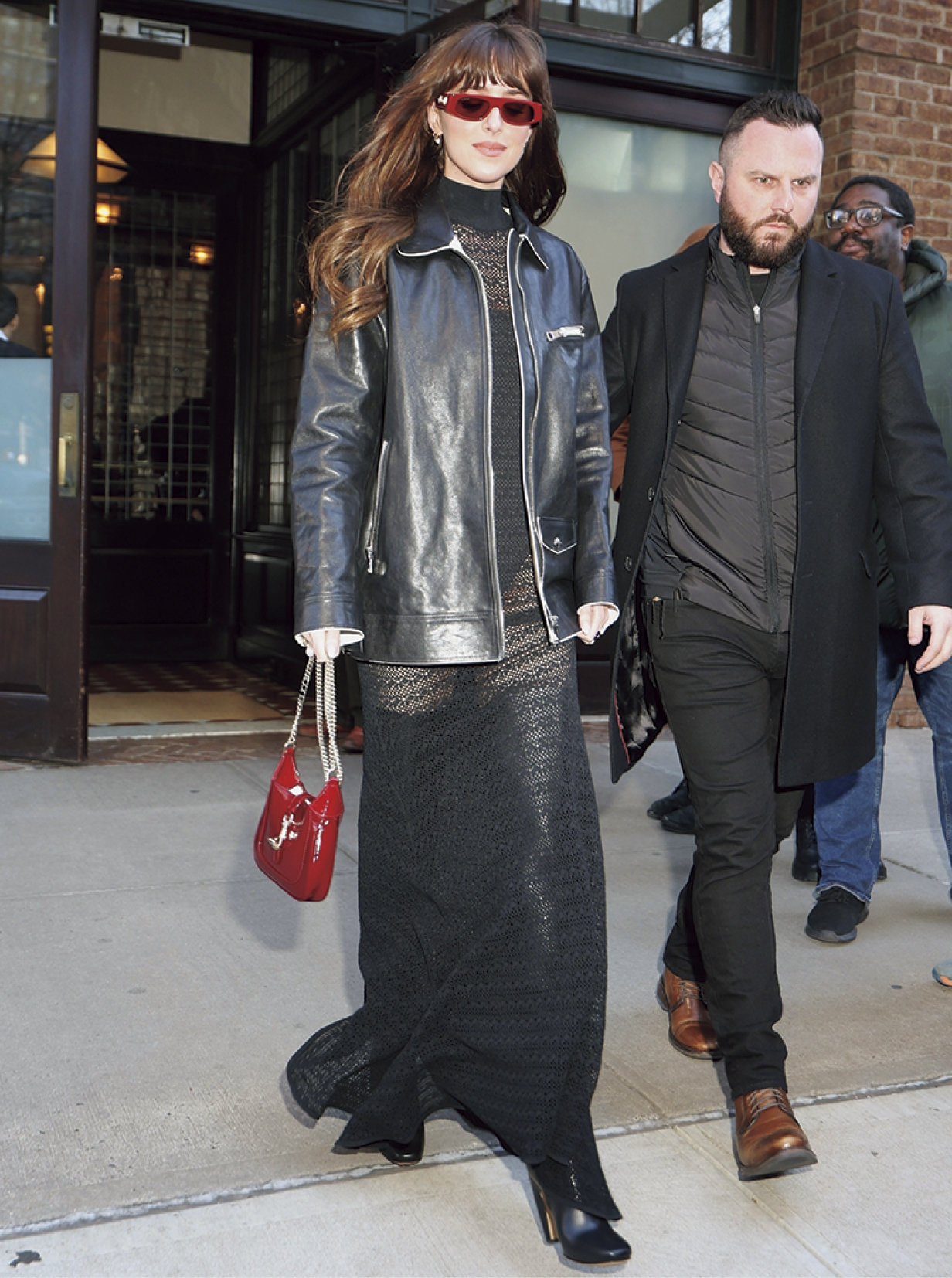 グッチのアイコン「ジャッキー」シリーズのバッグもレッドをチョイス。