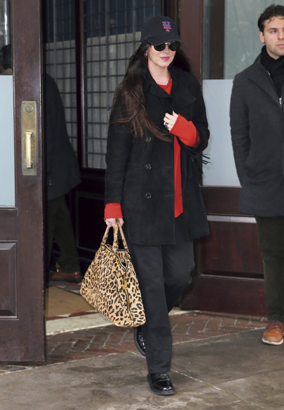 ニット以外をブラック一色にすれば落ち着きのある佇まいに。