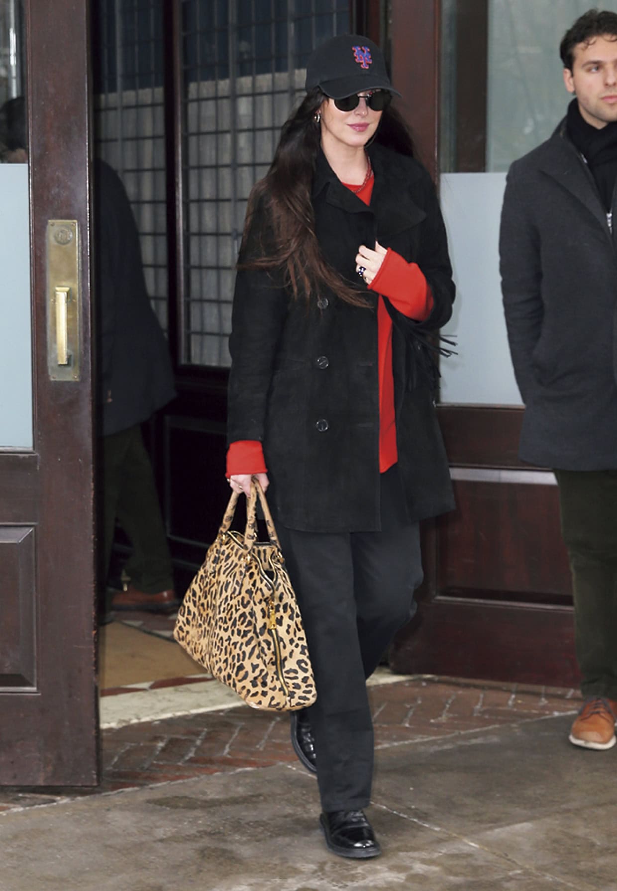 ニット以外をブラック一色にすれば落ち着きのある佇まいに。