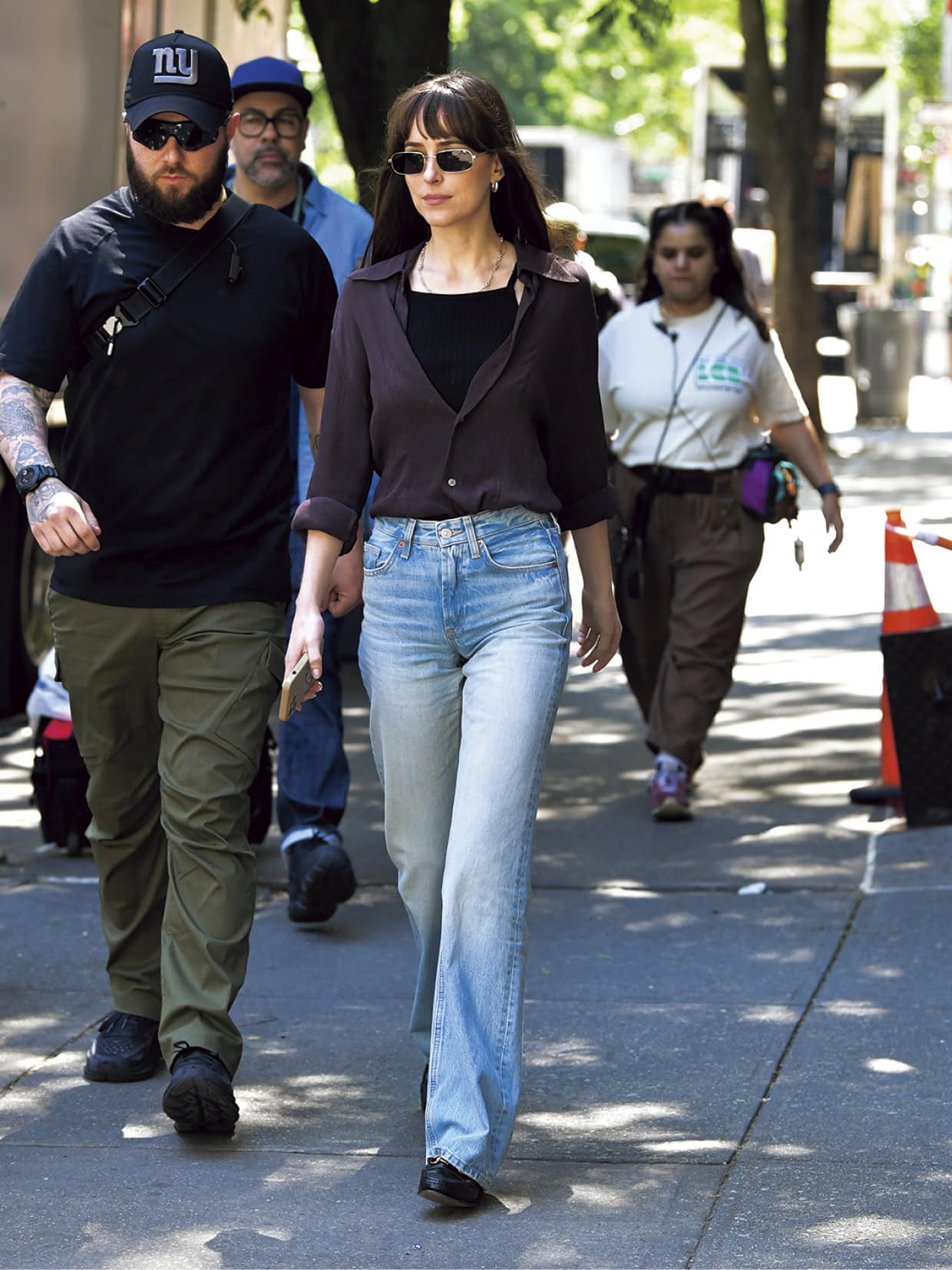 肌見せが気になるときはインナーにキャミソールを挟んでも。