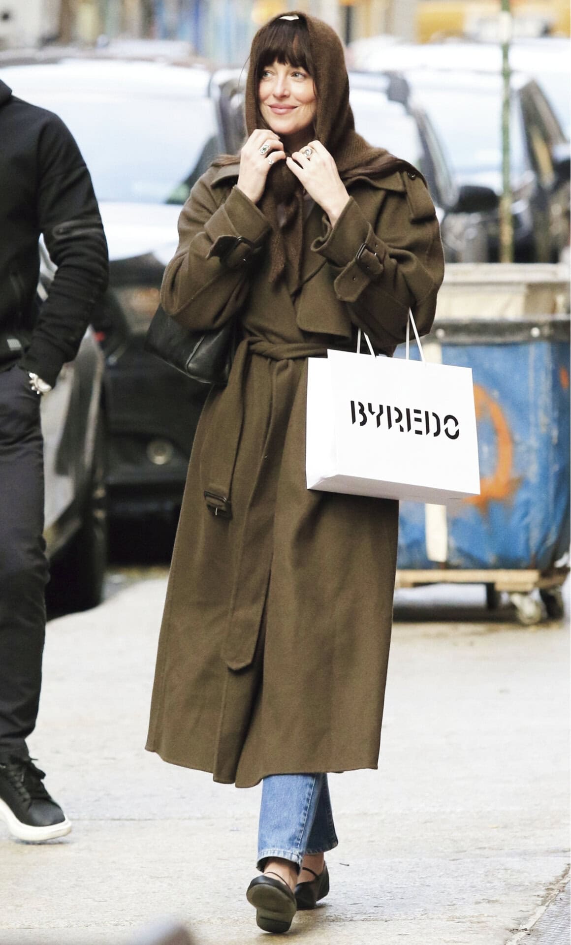 スカーフもコートに合わせて濃度の異なるブラウンをチョイス。