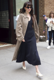 マニッシュなステンカラーコートをドレスでクラスアップ。