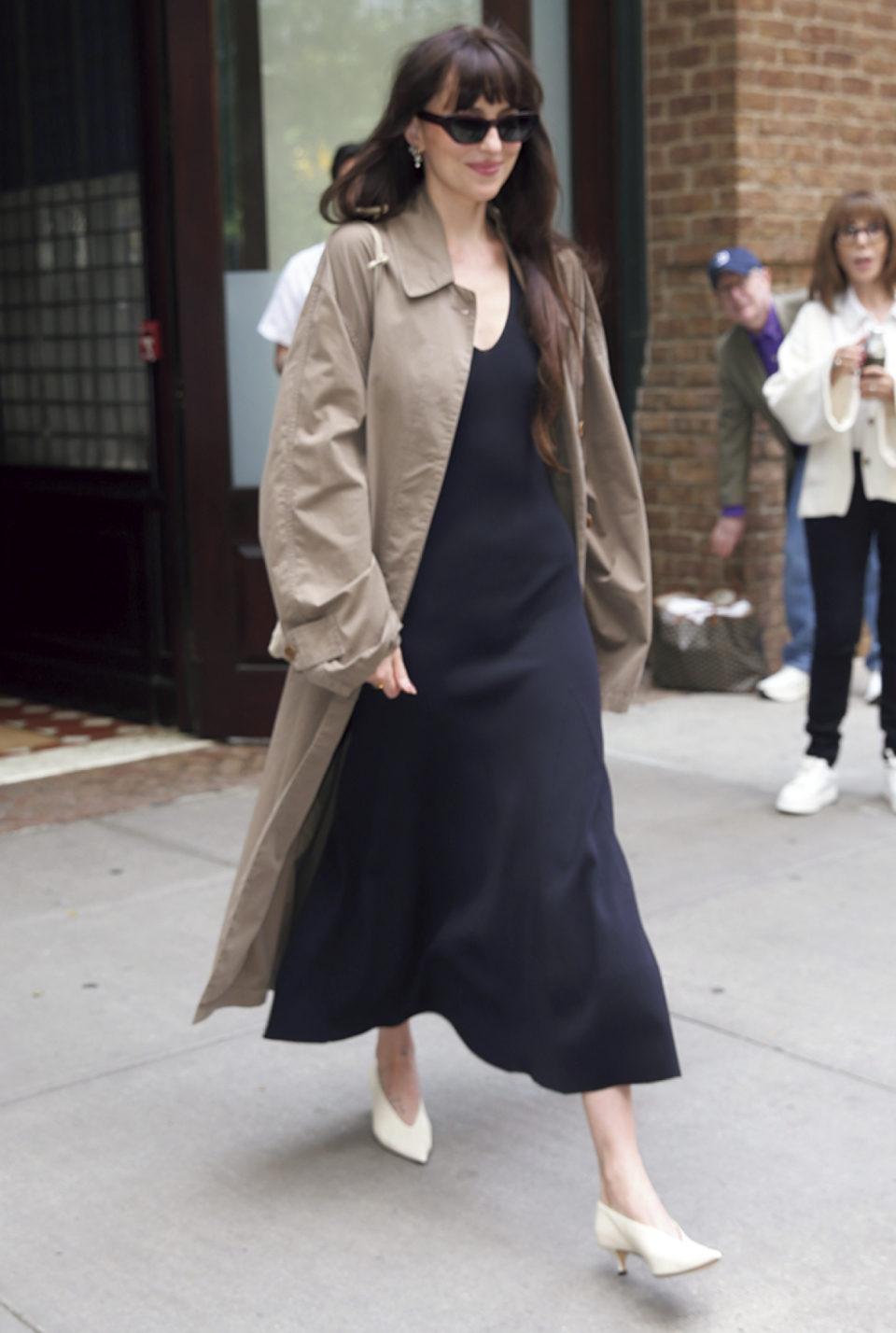 マニッシュなステンカラーコートをドレスでクラスアップ。