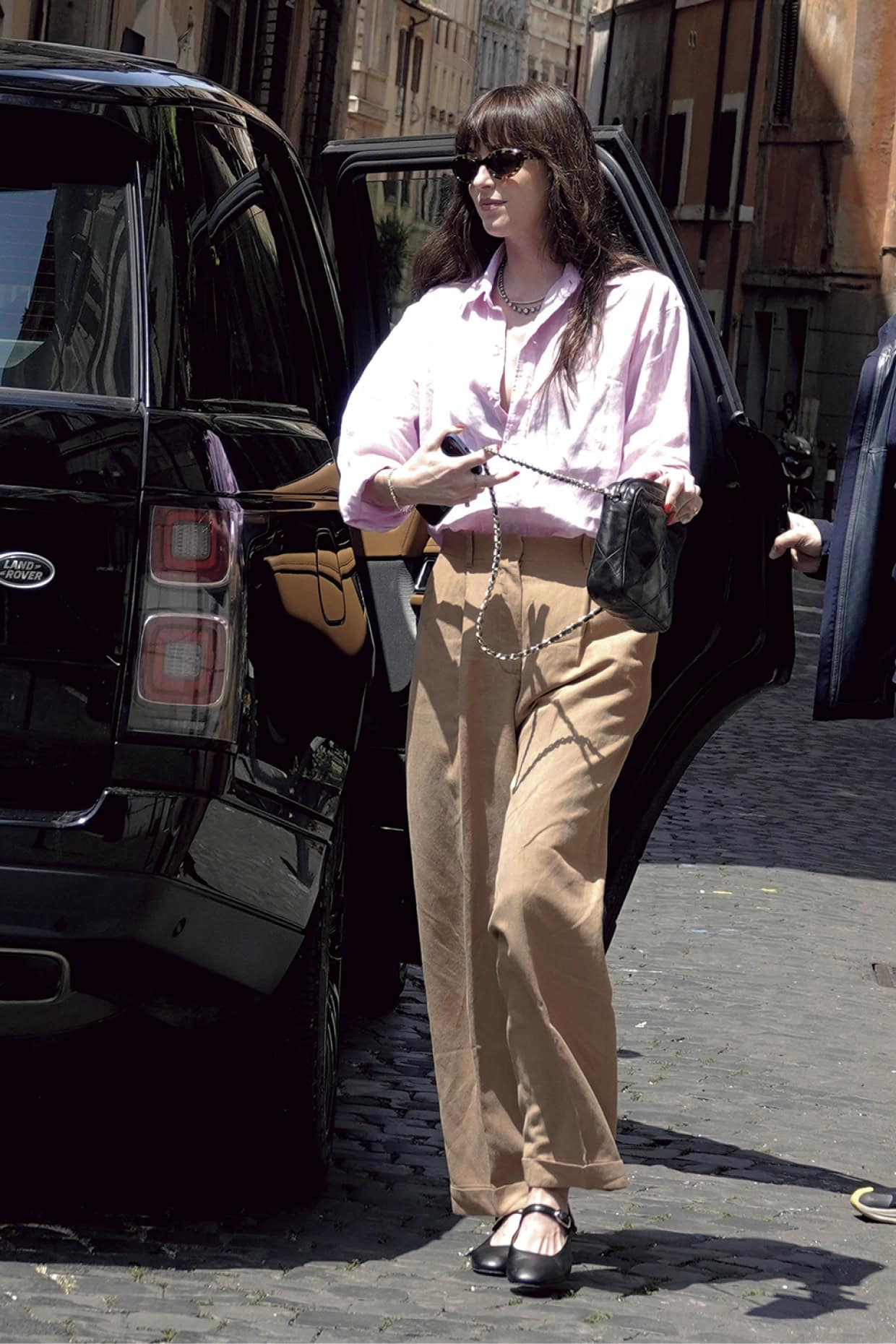 胸元に大ぶりのジュエリーを足して、視線を散らして。