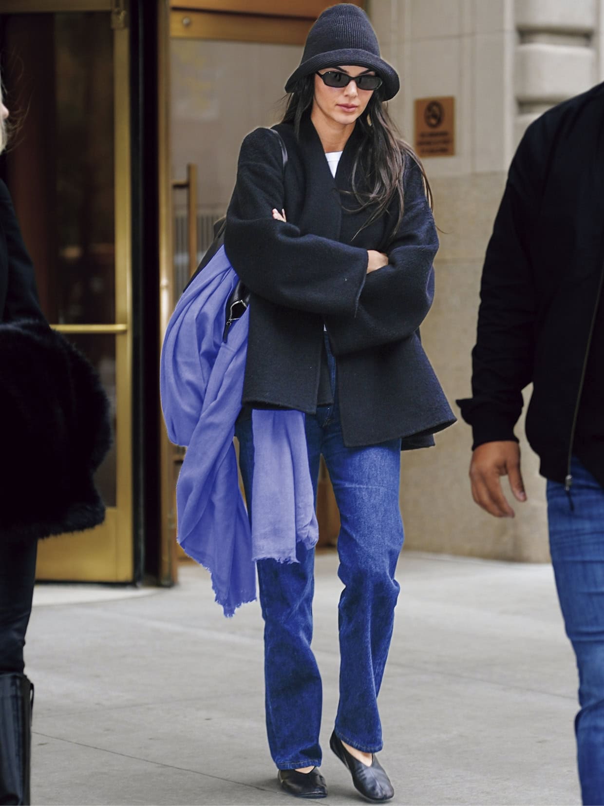 何気ないスタイリングこそ美しいストレートシルエットが、品のよさを際立たせる。