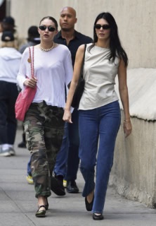 シャーリングトップスを合わせて少しレディに。