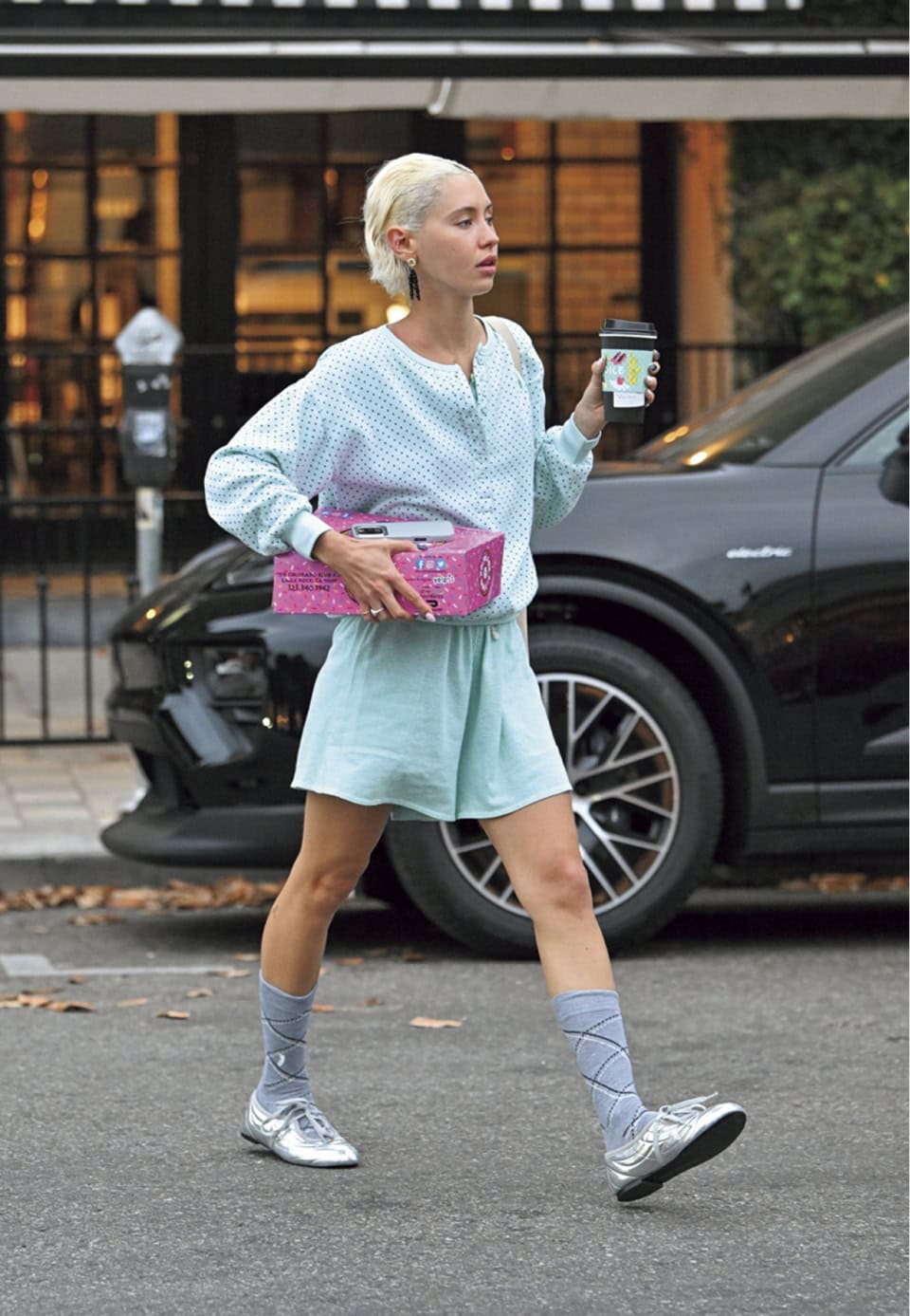 ペールトーンのセットアップには薄いグレーソックスでカラーパレットを統一。