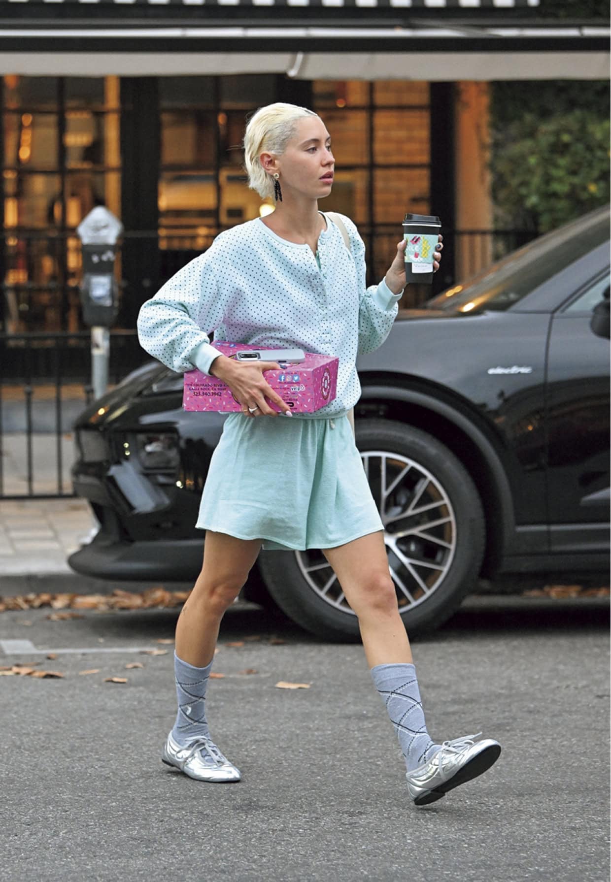 ペールトーンのセットアップには薄いグレーソックスでカラーパレットを統一。