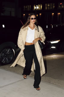 トレンチ×トングサンダルの着こなしは、オーセンティックに小粋なヌケ感を演出。