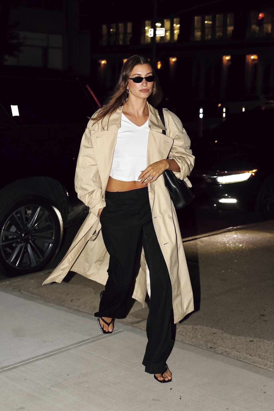 トレンチ×トングサンダルの着こなしは、オーセンティックに小粋なヌケ感を演出。