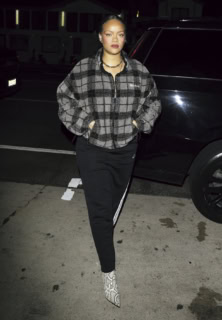 カジュアルなフリースにはレディなブーツを。