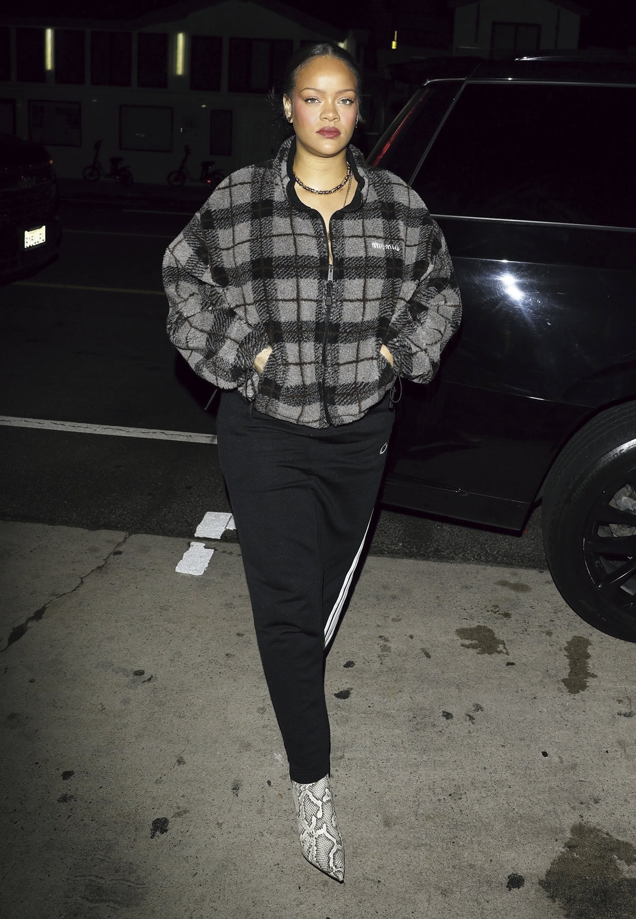 カジュアルなフリースにはレディなブーツを。