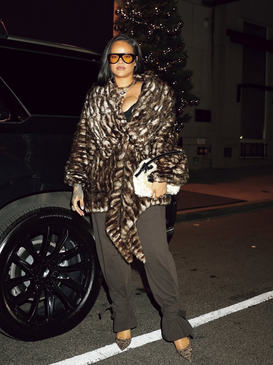 ストリートで人気を集めるティアドロップはカラーレンズでより自分らしく。