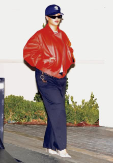 スポーティなスタイルは足元だけセンシュアルに。