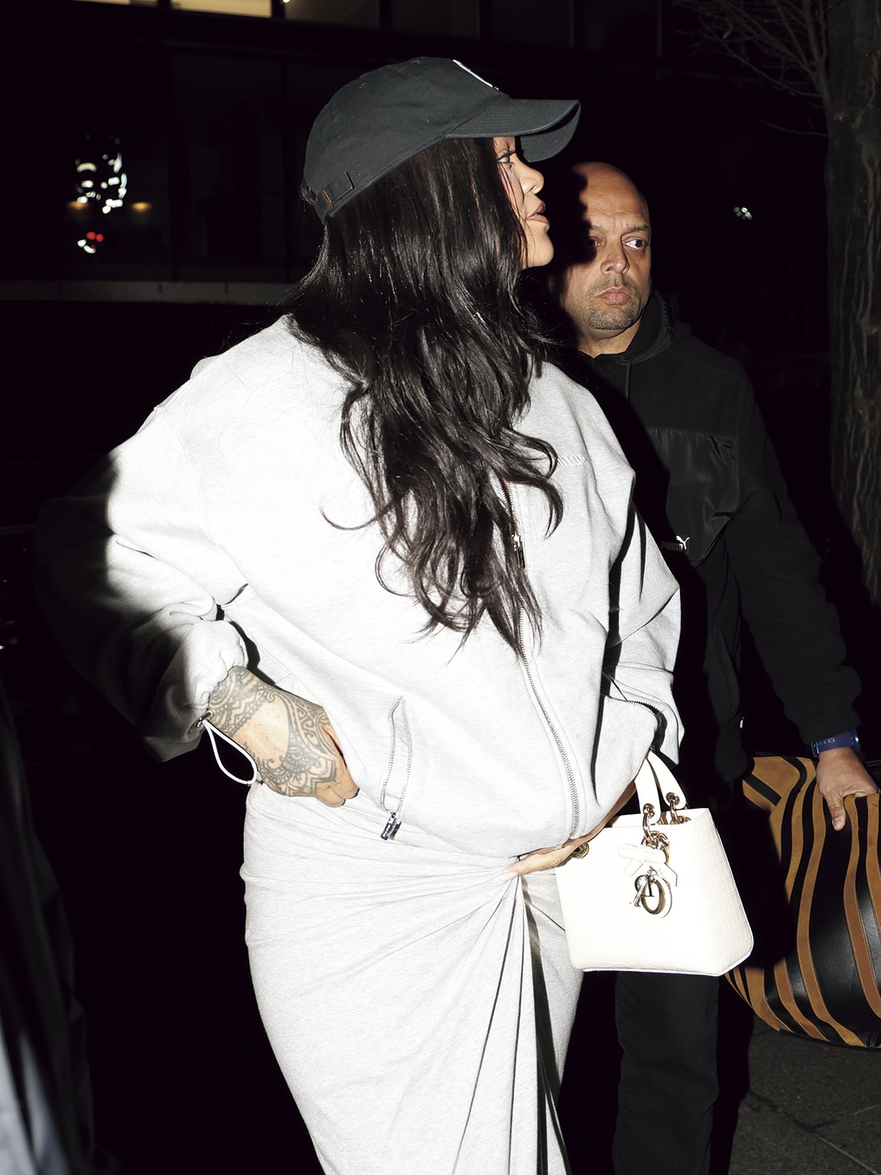 ジョナサン・アンダーソンによる新作「レディ ディオール」は、同系色のスエットでカジュアルダウン。