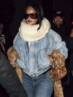 シールドタイプのアイウエアは顔まわりにボリュームのあるアイテムと合わせると◎。