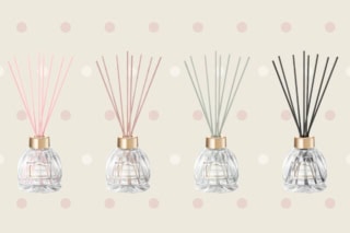 ブーケをイメージしたというドーム形状のグラスベースは、置いておくだけで日常を凛と華やかにしてくれます。 さらに嬉しいのが、リードスティックの色を選べること!お部屋のインテリアに合わせてカスタマイズできるので、自分だけの特別な一台が作れます!