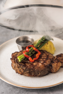 黒毛アンガス牛のステーキはお店の名物。Black Angus Beef Smoked Ribeye Steak 11oz $59