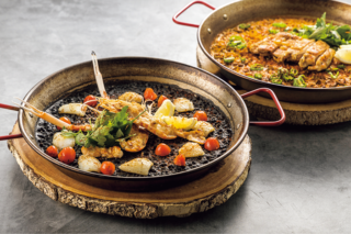 オーダーが入ってから焼き上げるパエリア。チキンと魚介が選べます。PAELLA Negra ＄44