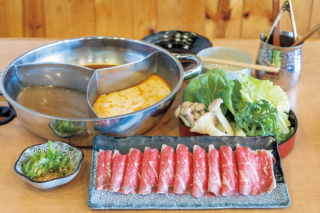 マキさんがいつも注文するのが、お肉とスープ、野菜がセットになったKamitoku Hot pot set Washugyu ribeye set Maki special soup $33　お得な食べ放題のセットも。All you can eat $34.99（6〜11歳は$17.50）