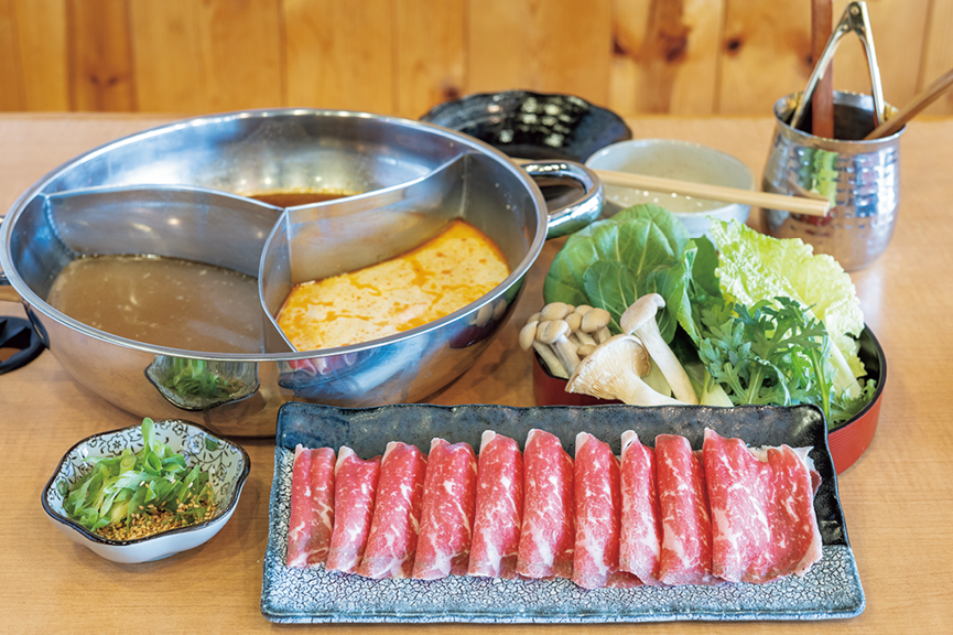 マキさんがいつも注文するのが、お肉とスープ、野菜がセットになったKamitoku Hot pot set Washugyu ribeye set Maki special soup $33　お得な食べ放題のセットも。All you can eat $34.99（6〜11歳は$17.50）