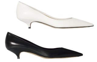 パンプス〈LIISA KITTEN TWO〉［ヒール3.5㎝］各¥198,000（ザ・ロウ／ザ・ロウ・ジャパン）