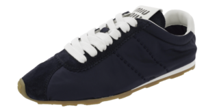 スニーカー〈プリューム〉¥145,200※予定価格（ミュウミュウ／ミュウミュウ クライアントサービス）