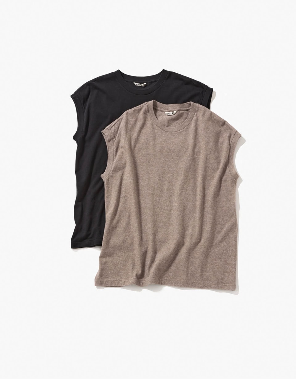 シームレスクルーネックスリーブレス 各¥9,900（オーラリー）