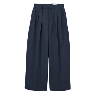 パンツ¥38,500(ロエフ/エイチ ビューティー&ユース)